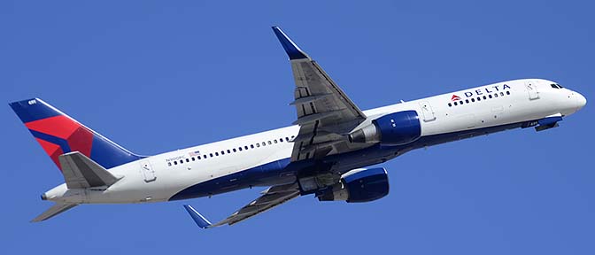 Delta Boeing 757-26D N900PC, Phoenix Sky Harbor, March 6, 2015